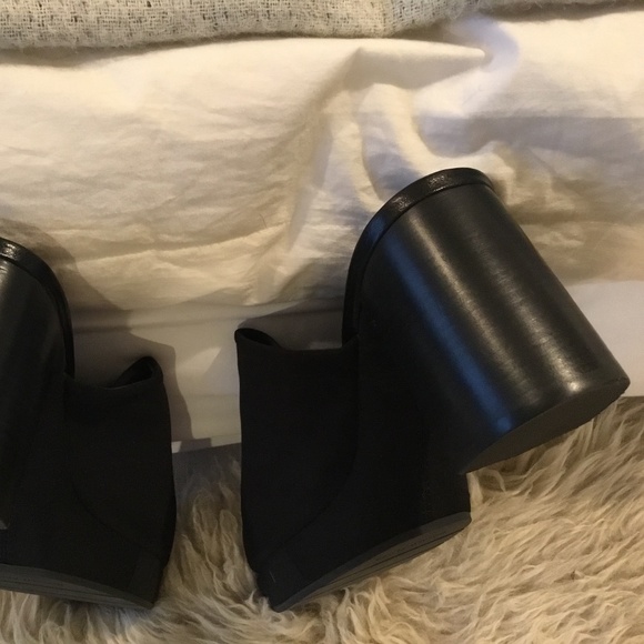 Donald Pliner Georgette Sandal, Black - Picture 6 of 9